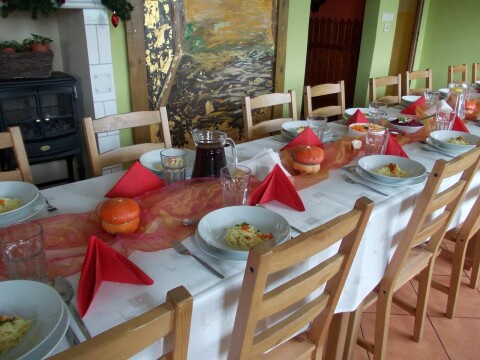 Racibórz: restauracja Stodoła zaprasza do Świątecznego Stołu Pajacyka