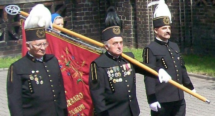 800px-Poczet_sztandarowy_parafii_św._Anny_w_Janowie.jpg