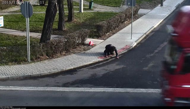 Obserwując monitoring, strażnik zauważył raczkującego mężczyznę