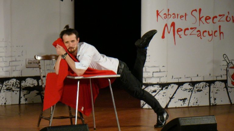 Wieczór pełen humoru z Kabaretem Skeczów Męczących