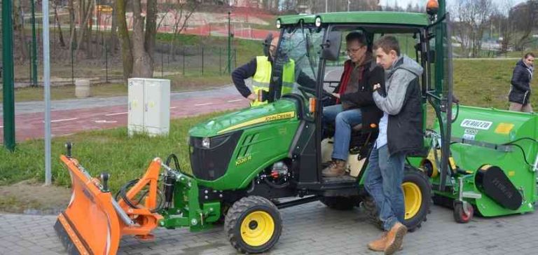 Pracownicy Trzech Wzgórz dbają o komfort wypoczywających w parku