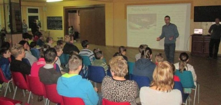 Pracownicy Muzeum zaprezentowali uczniom dawne gry i zabawy