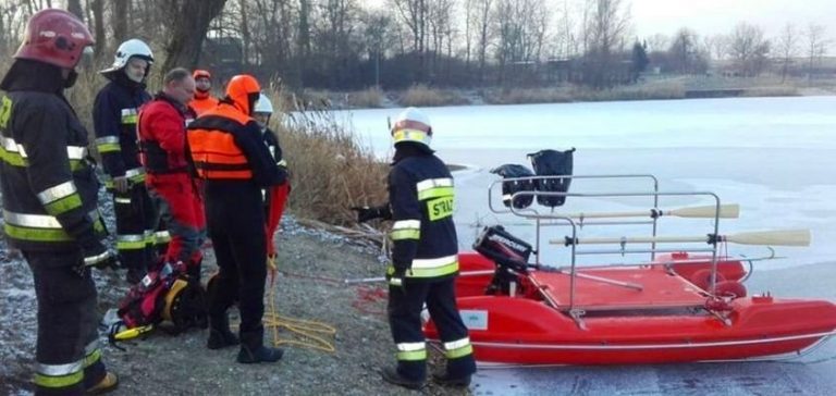 Pod sarną załamał się lód. Strażacy ruszyli na pomoc