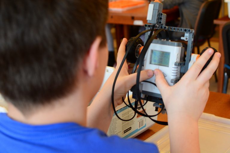 Mali konstruktorzy budowali prawdziwe roboty na warsztatach robotyki w Rydułtowach!