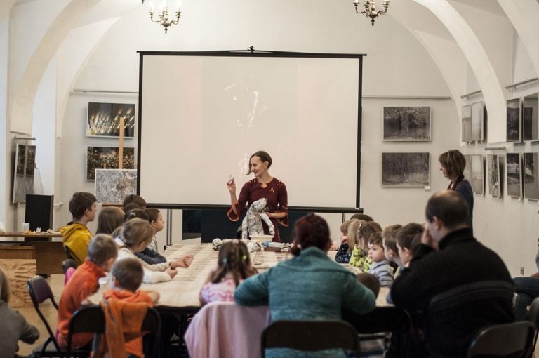 Mali rzeźbiarze na zajęciach w muzeum