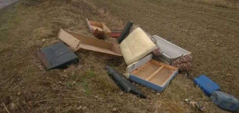 Pozbył się starych mebli zostawiając je… przy drodze