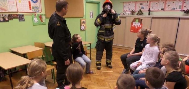 Straż Pożarna uczy dzieci w ZSP nr 4
