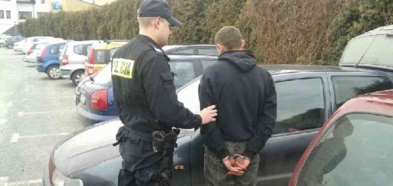 Kradli paliwo z zaparkowanych aut. W końcu wpadli w ręce policji