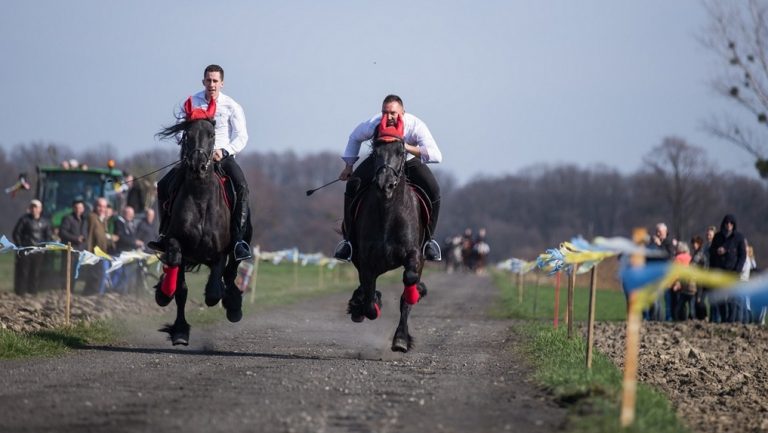 Wielkanocna procesja konna w Zawadzie Książęcej
