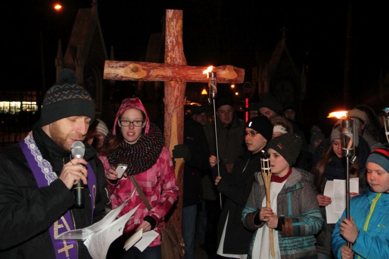 Mieszkańcy Ostroga wyruszyli na Drogę Krzyżową
