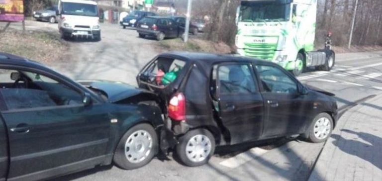 Ul. Marklowicka w Wodzisławiu: Zderzyły się 3 samochody osobowe