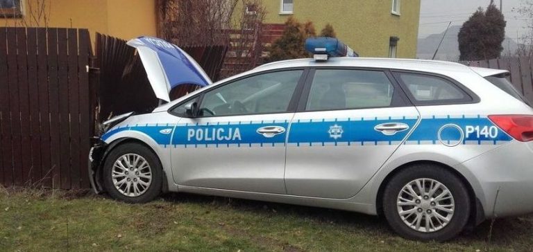 Kolizja radiowozu w Rydułtowach. Policjant stracił panowanie nad pojazdem