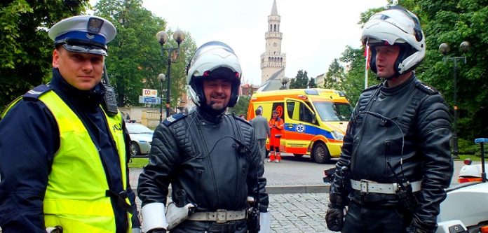Opolscy policjanci radzą, jak bezpiecznie spędzić święta i nie dostać mandatu w Dyngusa