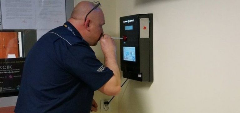 Wodzisławianie chętnie korzystają z alkomatu w komendzie policji