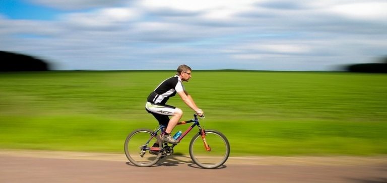 Rowerzysta na drodze – jak nie łamać przepisów?