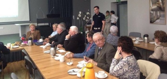 seniorzy_gorzyce.jpg Gorzyce, Rok pieszego: Policja spotkała się z seniorami