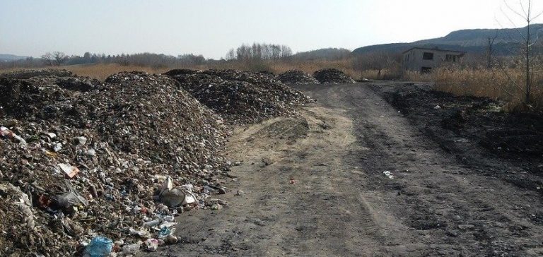 Nielegalne wysypisko w Połomi: Mieszkańcy zatrzymali kolejne tiry ze śmieciami!
