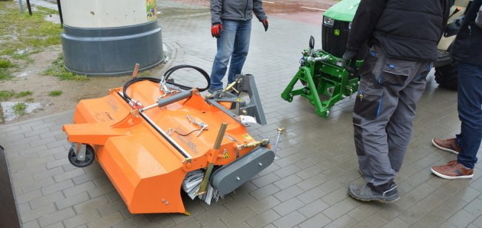 Wodzisław: MOSiR Centrum: Zamiatarka ze zraszaczem