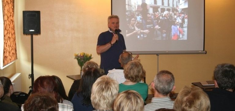 W ramach Tygodnia Bibliotek, do Rydułtów zawitał znany prezenter pogody – Jarosław Kret
