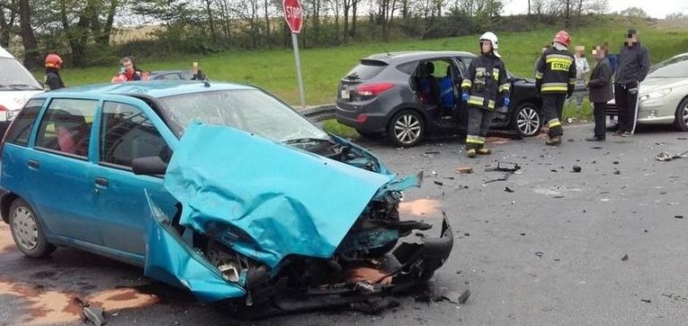 Zderzenie trzech pojazdów w Syryni. Trzy osoby trafiły do szpitala
