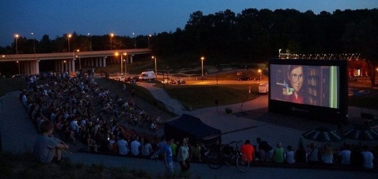 Plenerowe Kino Letnie przyciągnęło tłumy wodzisławian