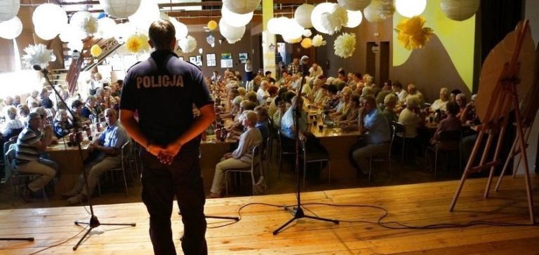 Policjanci porozmawiali z seniorami w Czyżowicach