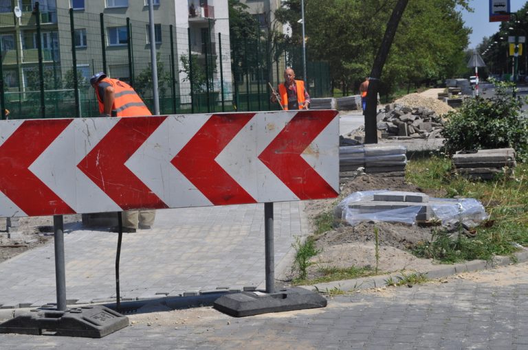 W czasie wakacji przybyło nowych chodników i wyremontowanych dróg