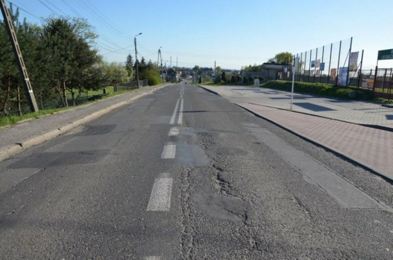Ul. 1 Maja w Skrzyszowie: wykonawca na własny koszt naprawi drogę