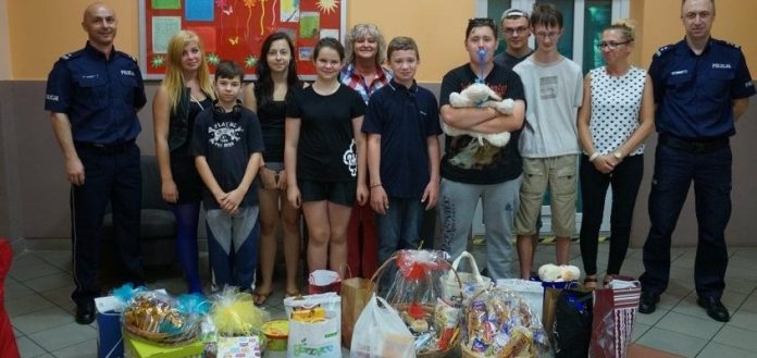 KPP Wodzisław: Policja z wizytą w domu dziecka (Gorzyczki)