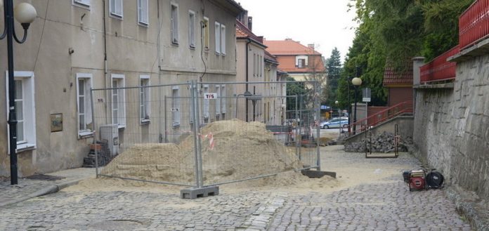 Wodzisław, ul. Kościelna: Budowa ciepłociągu, odtworzenie nawierzchni
