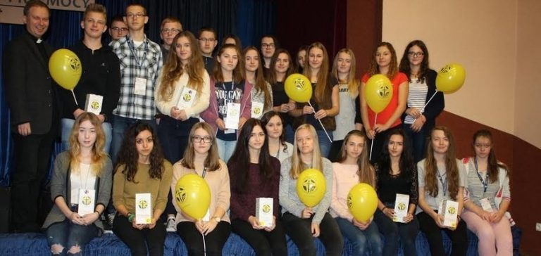 Dzień Papieski w wodzisławskiej „Jedynce”: Uczniowie kwestowali na rzecz zdolnej młodzieży