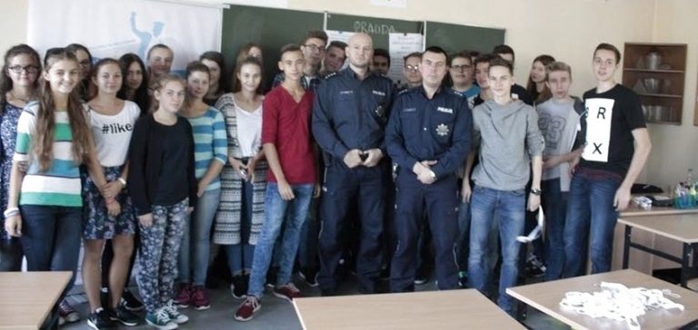 I LO w Wodzisławiu: Policja promuje wśród uczniów styl życia wolny od uzależnień