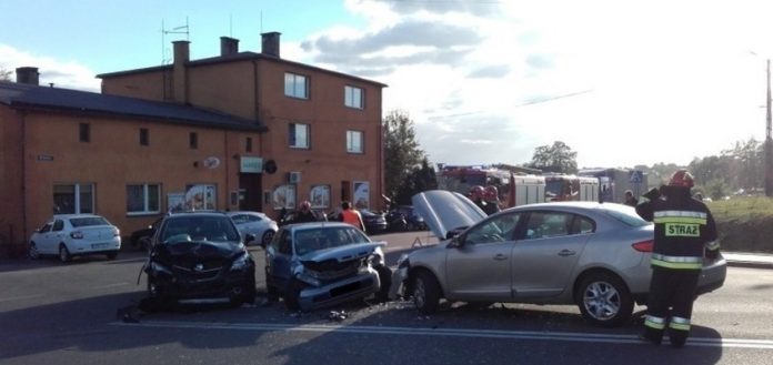 Połomia: Wypadek na skrzyżowaniu ul. Centralnej i Wolności. Zderzyły się trzy samochody
