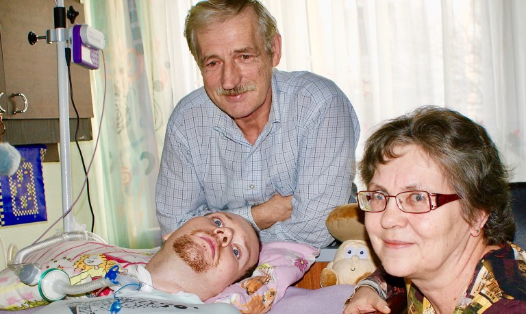 31-latek po udarze potrzebuje pomocy